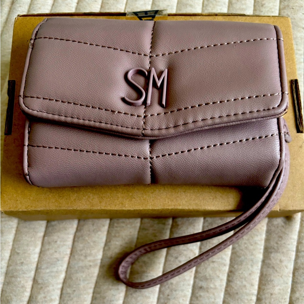 Excellent condition Steve Madden lavender trifold wristlet wallet.